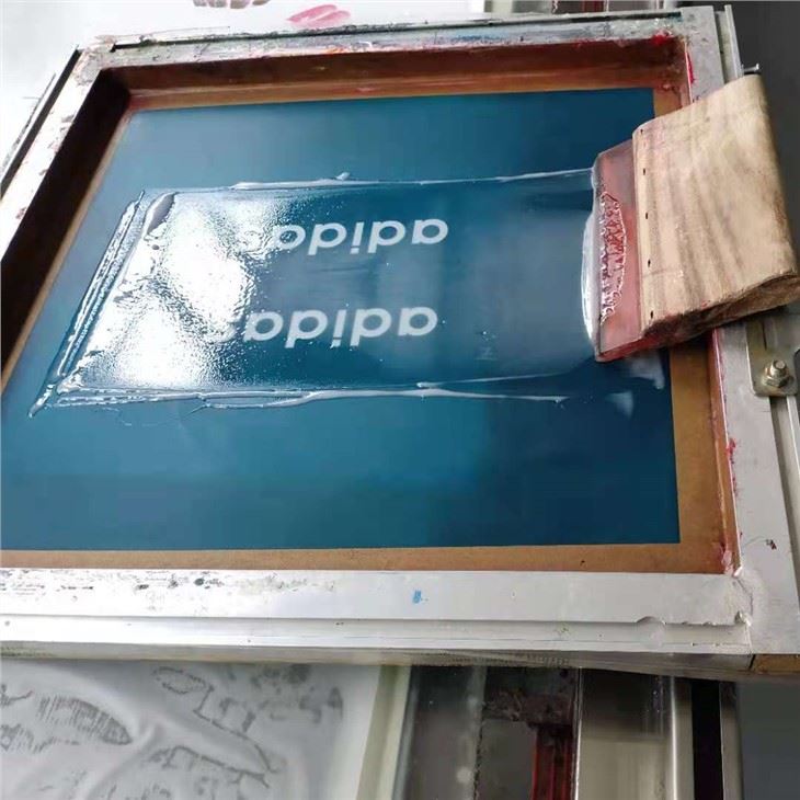 Imprimantă cu cerneală siliconică
